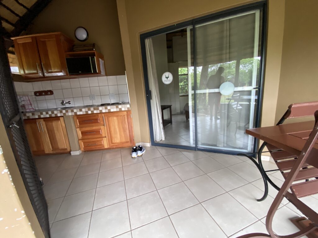 überdachte Terrasse mit Außenküche